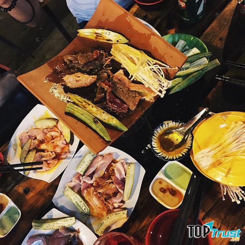 Sau khi khám phá phong cảnh núi rừng của thành phố buồn, đừng quên thêm vào lịch trình chuyến đi đến Ngói BBQ để thưởng thức BBQ đậm chất Đà Lạt nhé