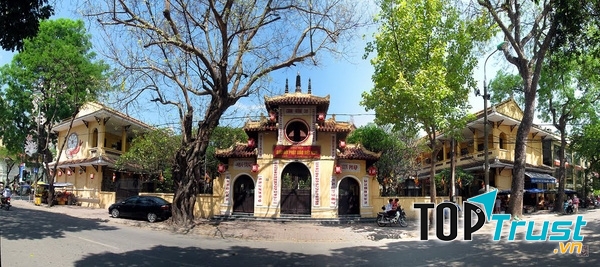 Với nhiều người dân, chùa Quán Sứ là nơi không thể không ghé thăm, thắp hương dịp đầu năm