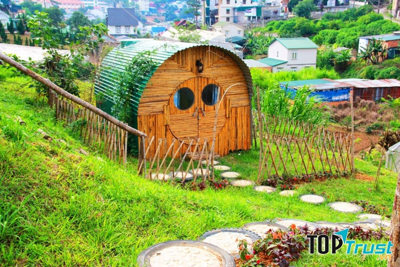 Biệt thự Hobbit nằm ở vị trí ngay lưng chừng thung lũng nhìn về thành phố với khung cảnh bát ngát cây cối, vườn rau, vườn hồng vô cùng yên bình, cuốn hút