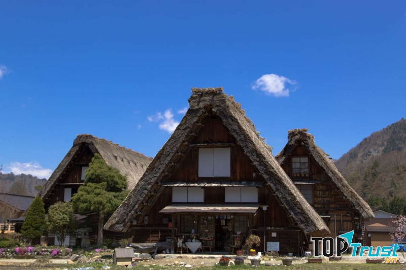 Ngôi làng lịch sử Shirakawa-go và Gokayama (Nhật Bản)