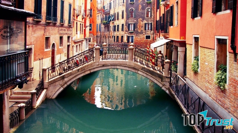 Ngắm cảnh trên cầu Rialto...