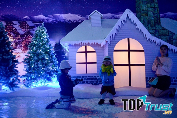 Du khách khám phá ngôi nhà băng tuyết