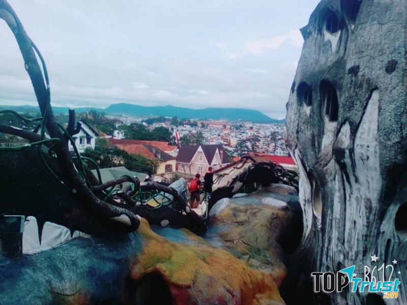 Cảnh nhìn từ trên cao của Nhà điên Đà Lạt