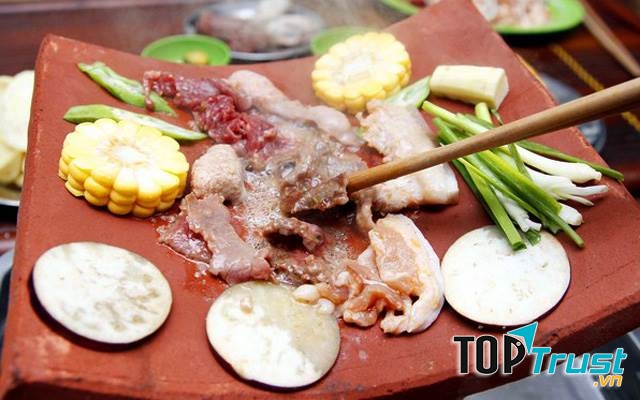 Việc nướng trên ngói sẽ giúp món ăn giữ được độ ngọt nhất định