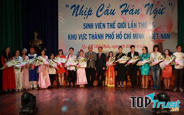 Sinh viên tham gia NCHN