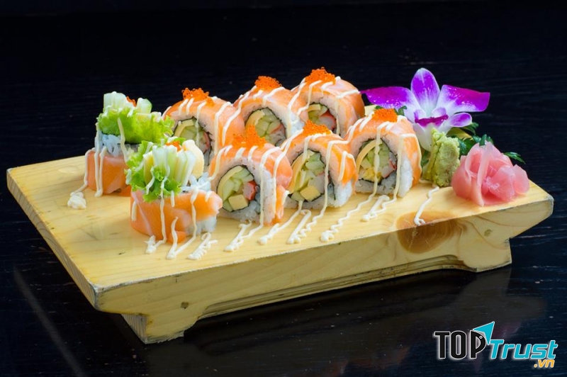 Món sushi hấp dẫn tại nhà hàng