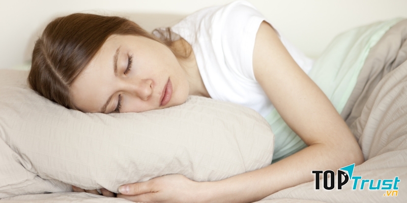 Ngủ đủ giấc khoảng 8 tiếng mỗi đêm.