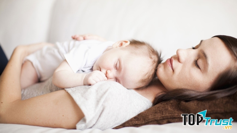 Ngủ đủ giấc cũng là cách làm tăng sữa mẹ