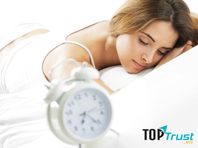 Ngủ đủ và đúng giờ hàng ngày để giúp cơ thể luôn dẻo dai, tránh uể oải, mệt mỏi