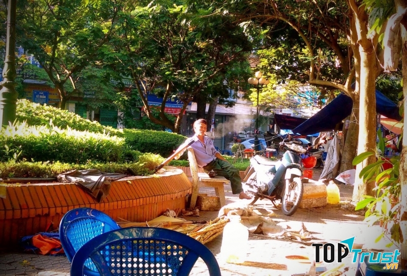 Sau một ngày lao động vất vả, ông chủ quán ngồi nghỉ ngơi