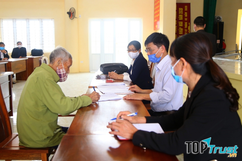 Người thuộc hộ nghèo, hộ cận nghèo