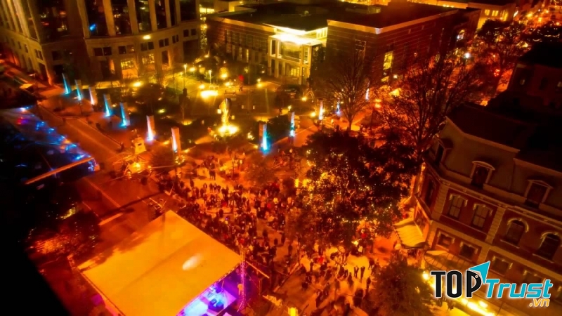 Chuẩn bị một con búp bê nam giới để làm biểu tượng cho năm cũ