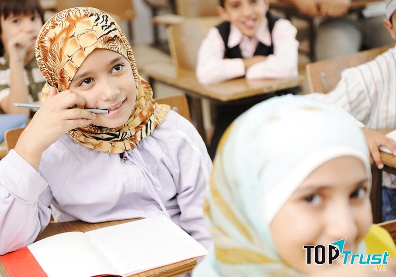 Về việc học, chính phủ sẽ chu cấp hết tất cả học phí cho mọi học sinh từ mọi cấp học.