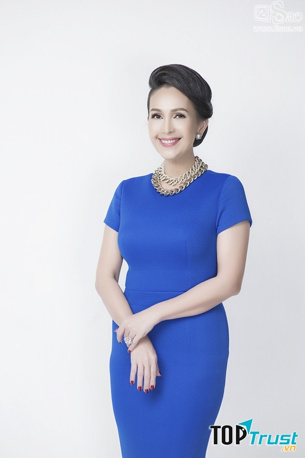 Diễm My với vẻ đẹp rạng rỡ tuổi 58
