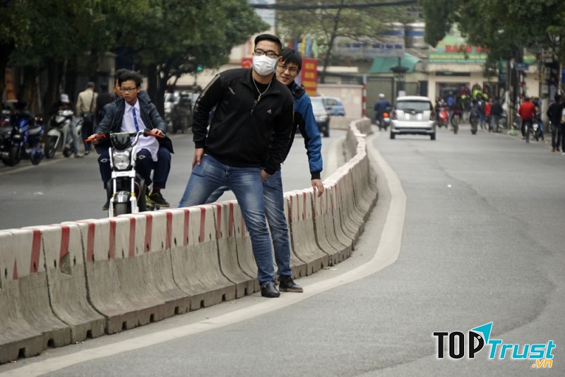 Người đi bộ sang đường sai quy định