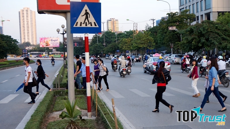 Người đi bộ sang đường tùy tiện