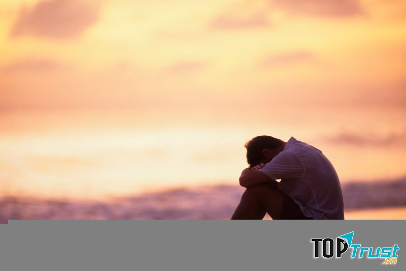 Anh ngồi đây và ôm suy tư