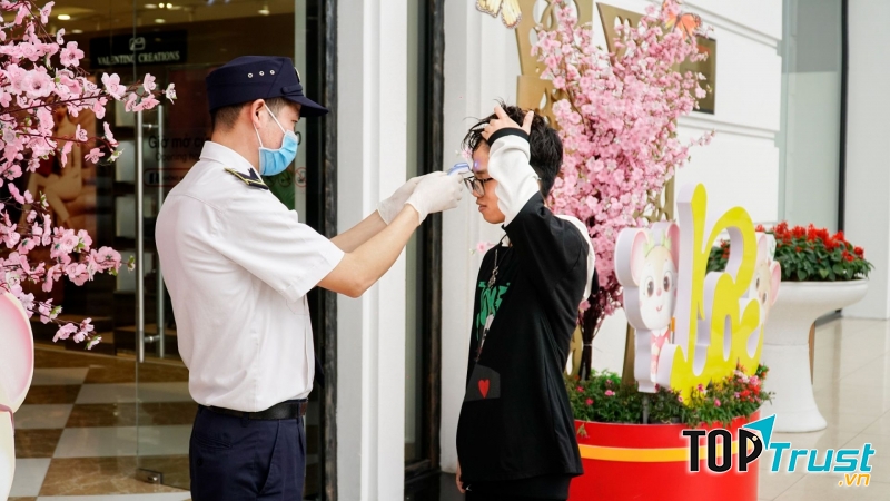 Người lao động làm việc tại các khu dịch vụ