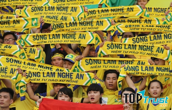 Hình ảnh cổ động viên Sông Lam Nghệ An tại sân Vinh