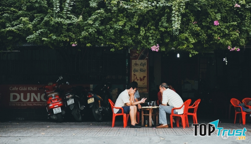 Bình thản, tôn trọng cá nhân nhưng nghĩa hiệp, luôn giúp người khi cần