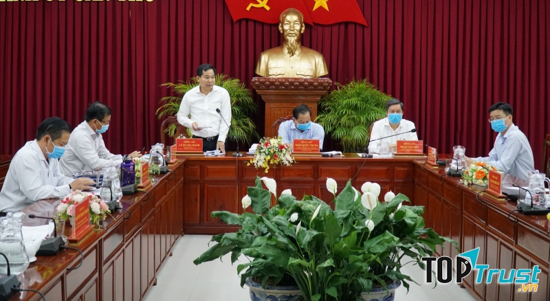 Người sử dụng lao động vay vốn để trả lương ngừng việc đối với người lao động.