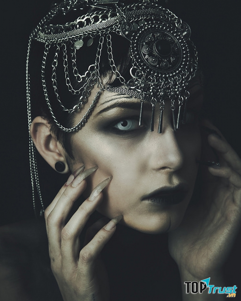 Người tham sang phụ khó