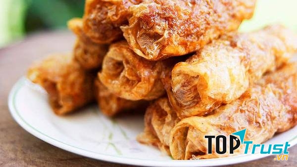 Món Lor bak với nguyên liệu chính là thịt lợn băm nhỏ được tẩm ướp với các loại gia vị, sau đó được bọc với lớp vỏ bên ngoài của đậu phụ và chiên giòn.