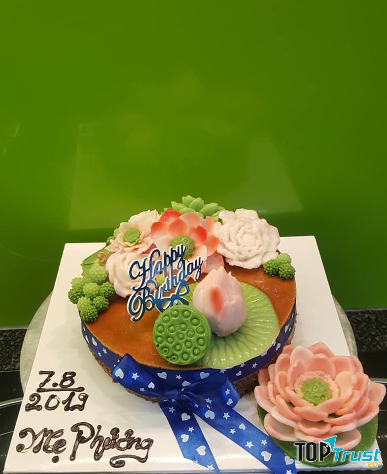 Bánh được làm hết sức cẩn thận, từng bông hoa, chiếc lá đều rất có hồn.  ﻿