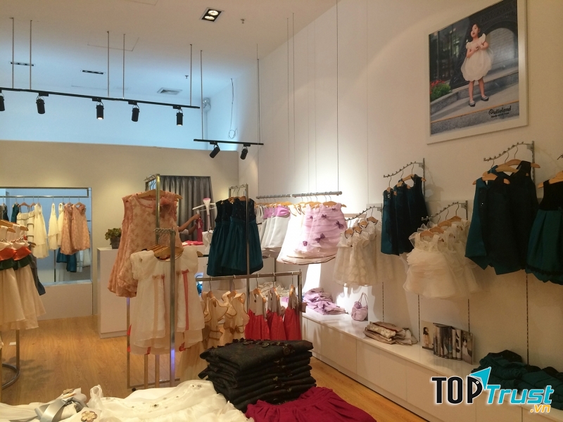 Quần áo sang trọng đủ mọi loại giá