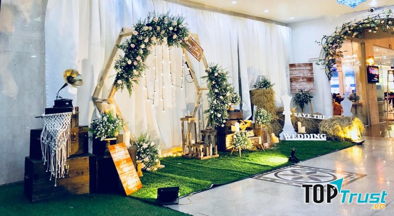 Nơi đây là một trong những dịch vụ trang trí tiệc cưới đẹp và uy tín nhất Đà Lạt.