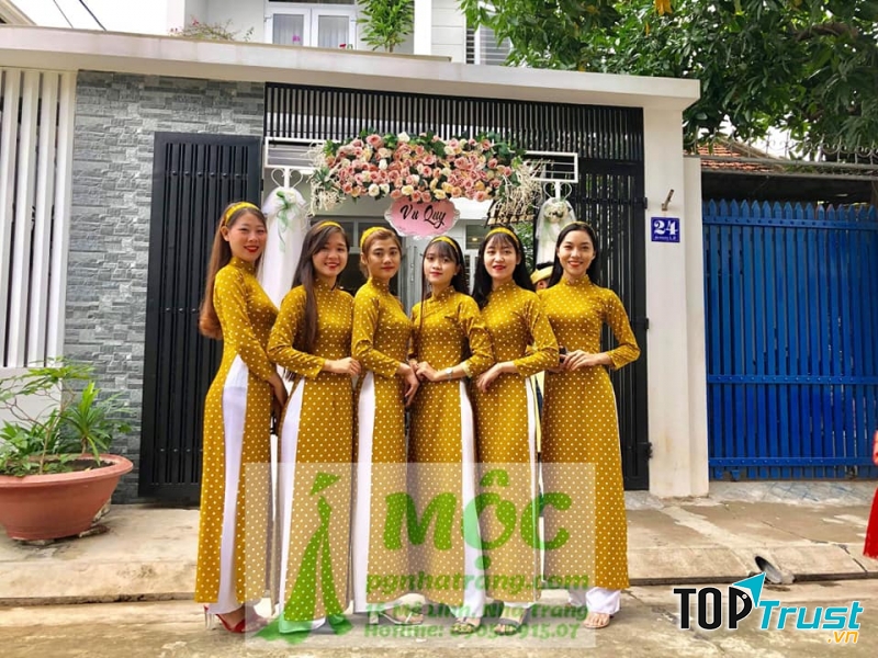Áo dài chấm bi bắt đầu được ưa chuộng trở lại trong thời gian gần đây.