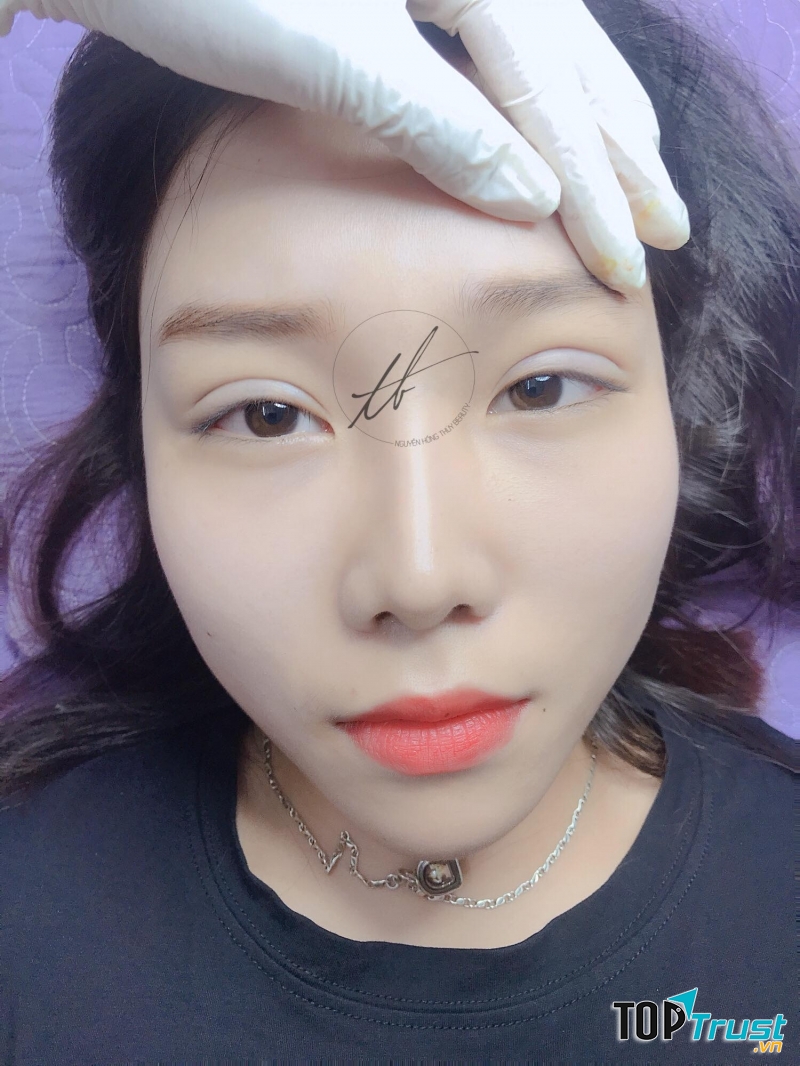 Nguyễn Hồng Thúy nhấn mí