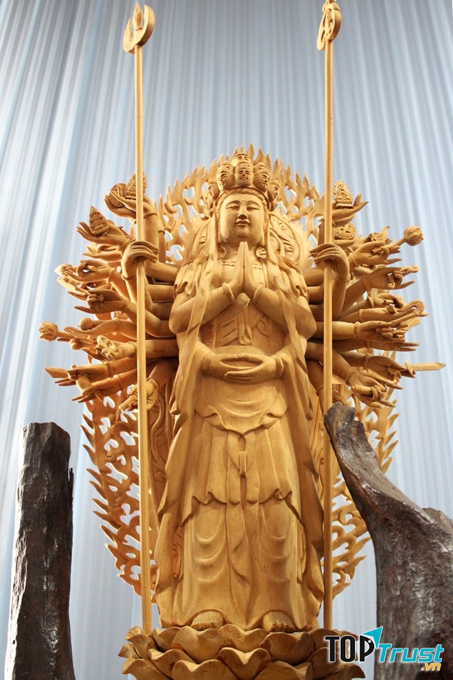 Nguyễn Hữu Thạo là được mệnh danh là nghệ nhân điêu khắc tượng gỗ bằng tay giá nửa tỷ ở Thành phố Hồ Chí Minh.