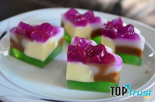 Nguyên liệu đầu vào được chuẩn bị kĩ lưỡng từ bột làm bánh, topping đều đảm bảo, bạn có thể thoải mái ăn.