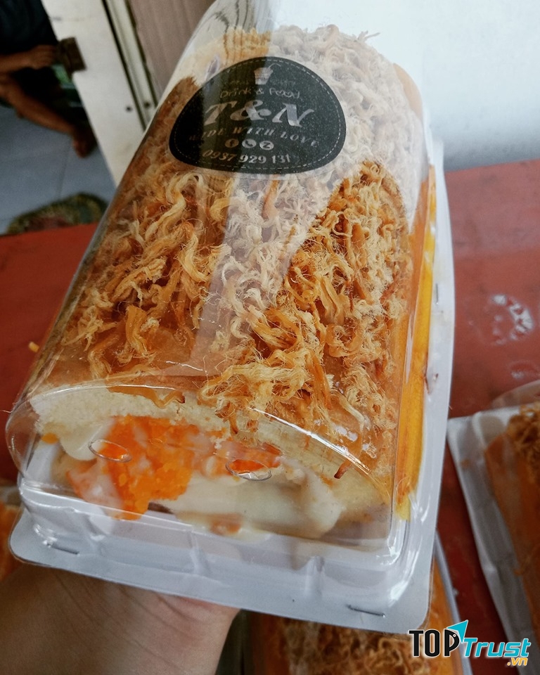 Bông lan trứng muối cuộn tại tiệm