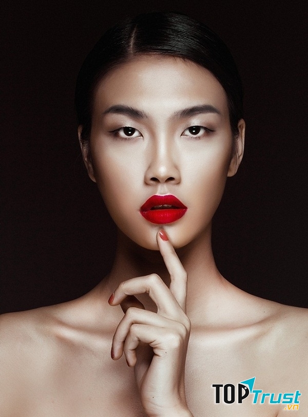 Với đôi mắt một mí và đôi môi gợi cảm, Nguyễn Oanh tạo nên nét mới lạ cho người xem.