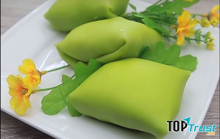 Vỏ bánh mềm dai kết hợp cùng nhân kem tươi ngọt béo hòa quyện cùng sầu riêng