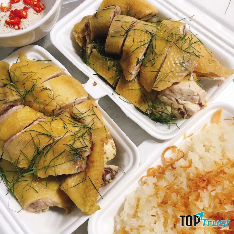 Đồ ăn chủ yếu là gà rán, gà luộc, chân gà hấp hành.