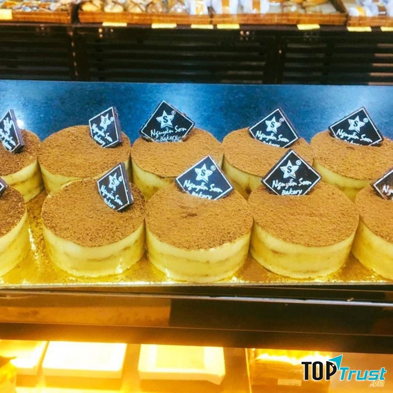 Một hệ thống bánh ngọt với rất nhiều chi nhánh ở khắp Hà Nội mà bạn không thể bỏ qua đó chính là Nguyễn Sơn Bakery