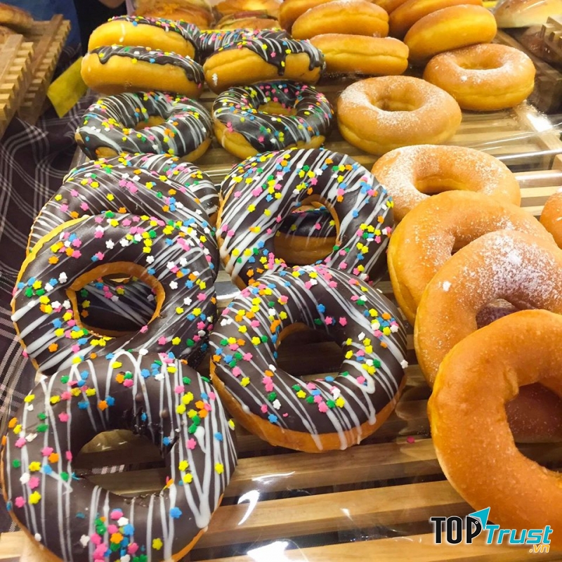 ﻿Bánh của quán mang đậm phong cách châu Âu, không chỉ về vẻ ngoài hương vị mà cách gói và trang trí chiếc bánh cũng như thế