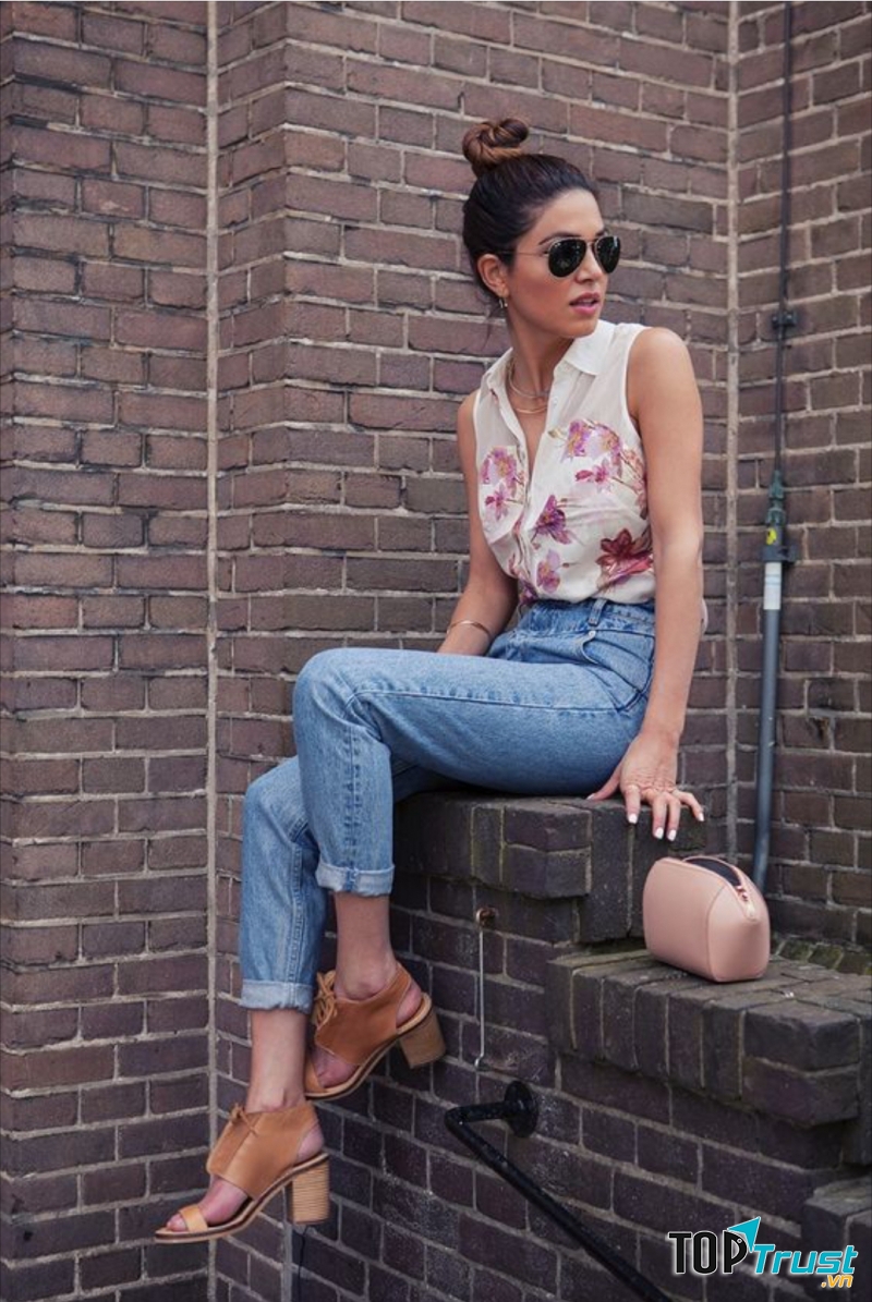 Quần jean phù hợp hơn với các cuộc gặp mặt nhỏ