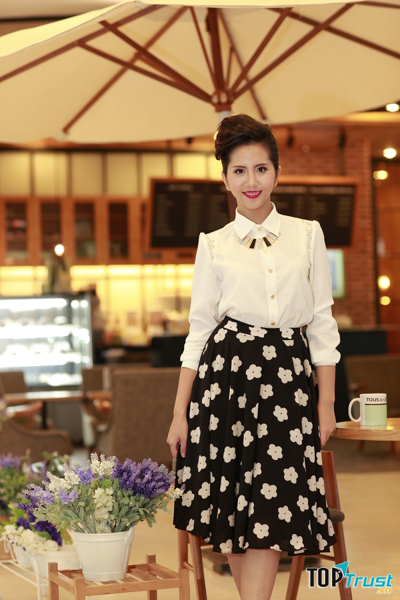 Phối sơ mi cùng chân váy họa tiết