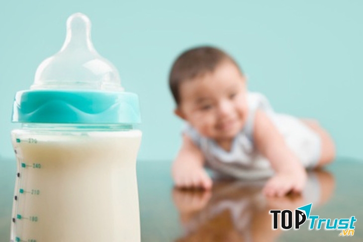 Mẹ hãy rửa tay thật kỹ và đảm bảo khu vực chuẩn bị pha sữa phải được sạch sẽ trước khi pha sữa cho bé