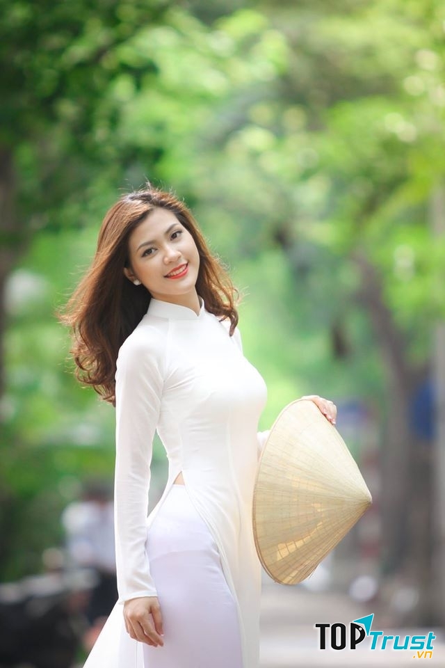 Thu Hằng thướt tha trong bộ áo dài truyền thống