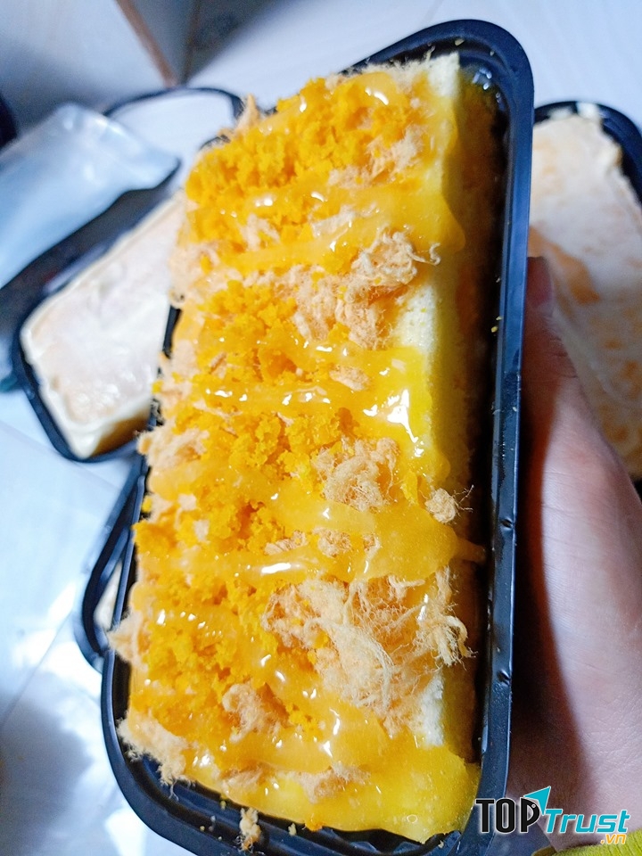 Bánh ngọt dịu, vị béo vừa phải, mềm mịn, đậm vị