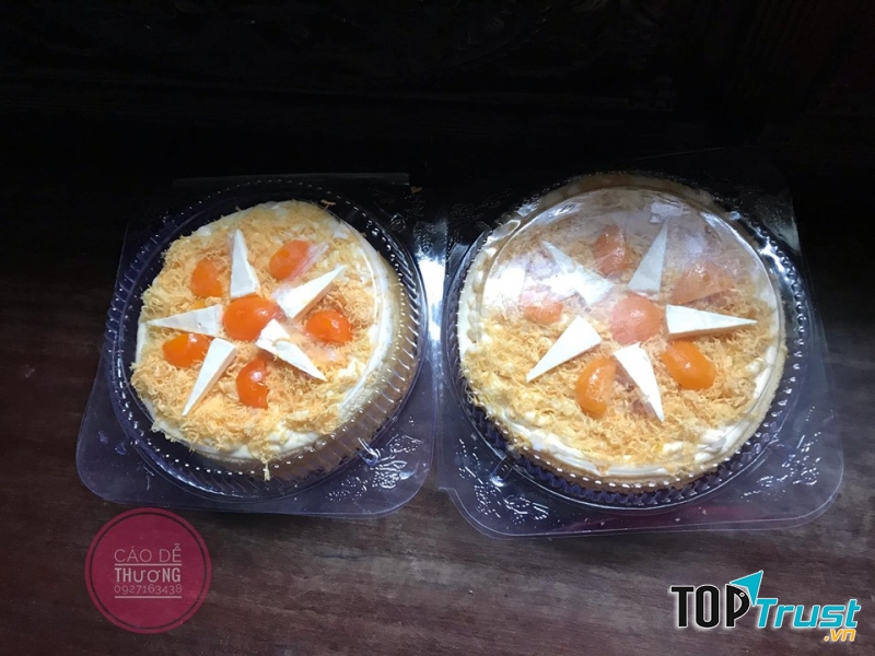 2 chiếc bánh bông lan trứng muối đầy đặn, khá to có giá 100.000 VNĐ