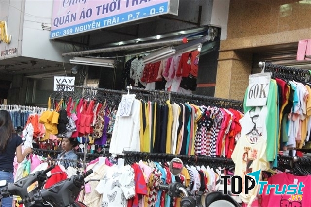 Các mặt hàng thời trang được bày bán nơi đây