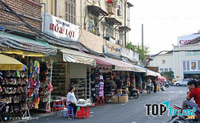 Tại đây, bạn có nhiều cơ hội sắm nhiều thứ cho gia đình từ quần áo cho đến giày dép