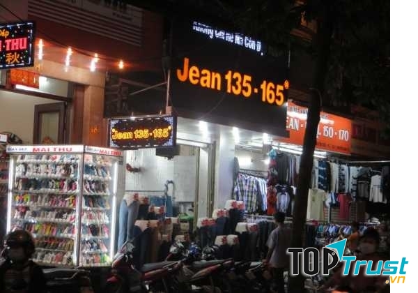 Bất kể ngày thường hay cuối tuần, con đường này vẫn đông nghẹt, nhất là về đêm