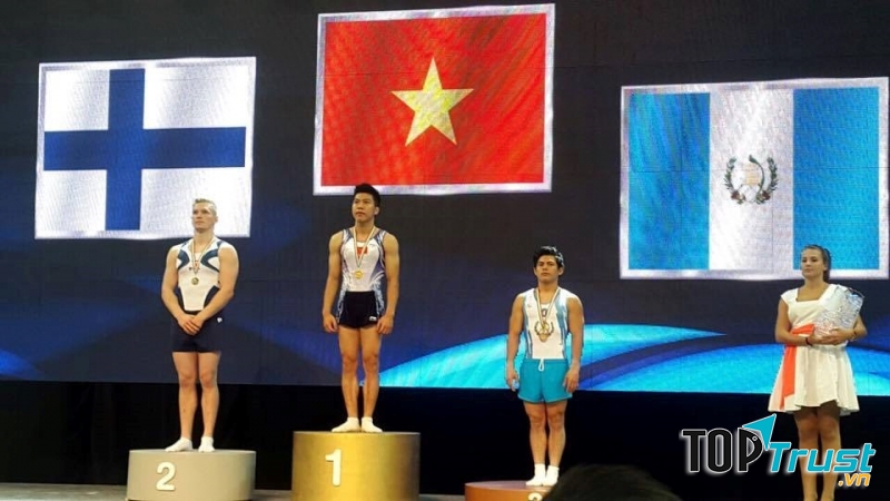 Nguyễn Tuấn Đạt (giữa) giành huy chương vàng tại Cúp TDDC thế giới 2016